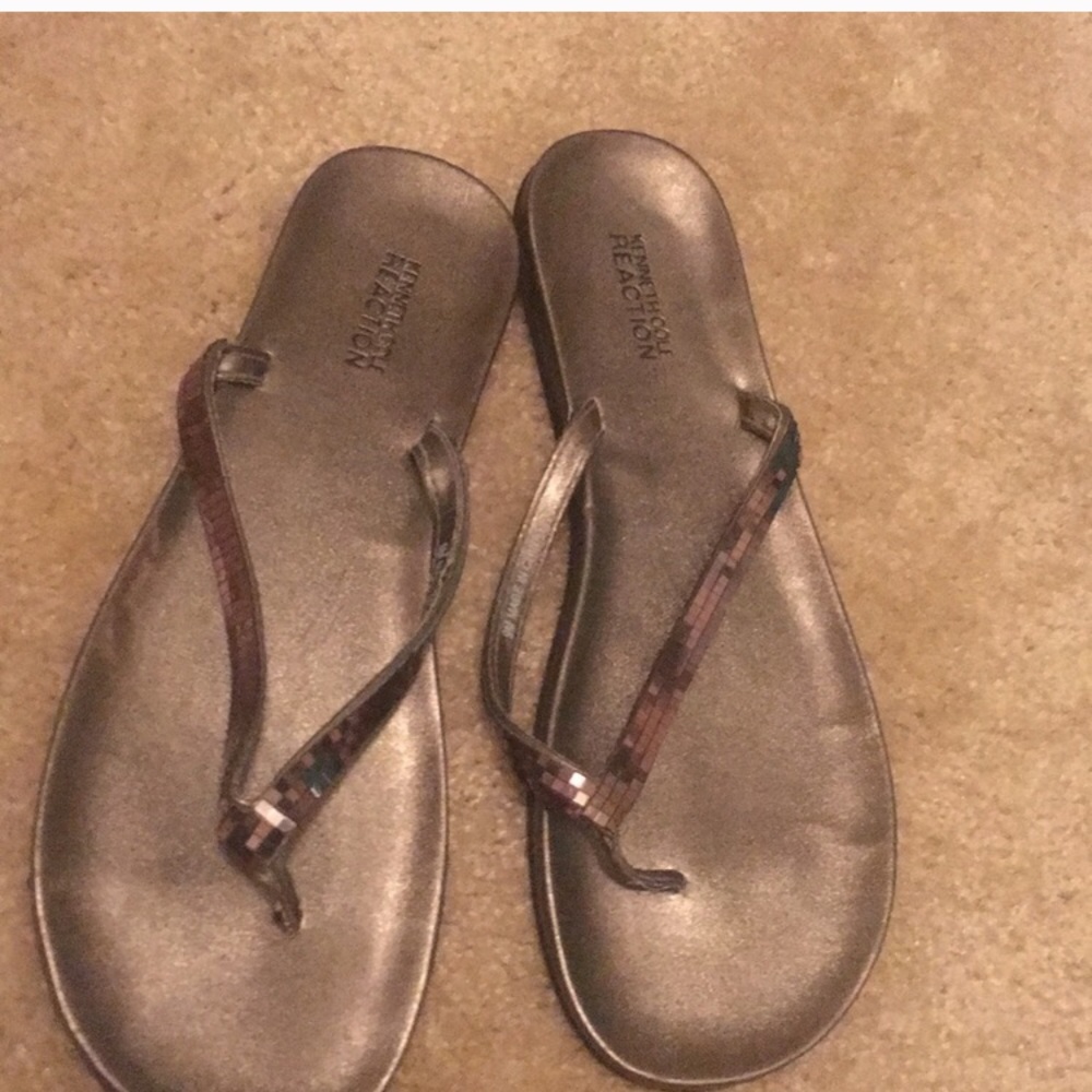 Kenneth Cole flip flop